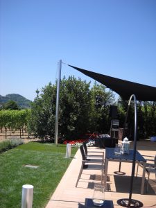 Tenda da sole oscurante con palo laterale in acciaio
