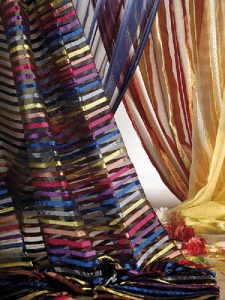 Tenda a caduta per interni con righe orizzontali o verticali colorate