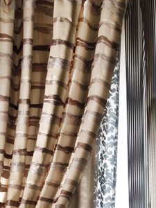 Tenda per interni con righe orizzontali scure