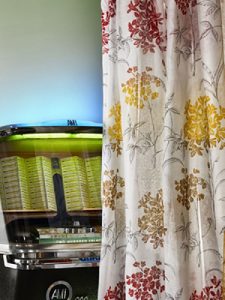 Tenda per interni a caduta con tessuto liscio e motivo floreale